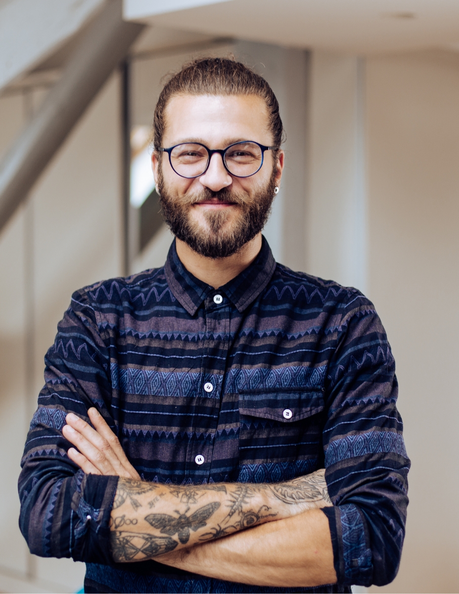 Mann trägt Brille passend zum Outfit.